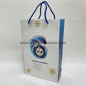 Printed paper bags with custom branding, ideal for businesses, gift packaging, and product presentation. High-quality printing with matte, glossy, and recycled options. Bulk orders accepted.