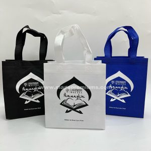 Personalized non-woven bags with custom logo printing, great for retail stores, exhibitions, and marketing campaigns. Bulk production available in Malaysia