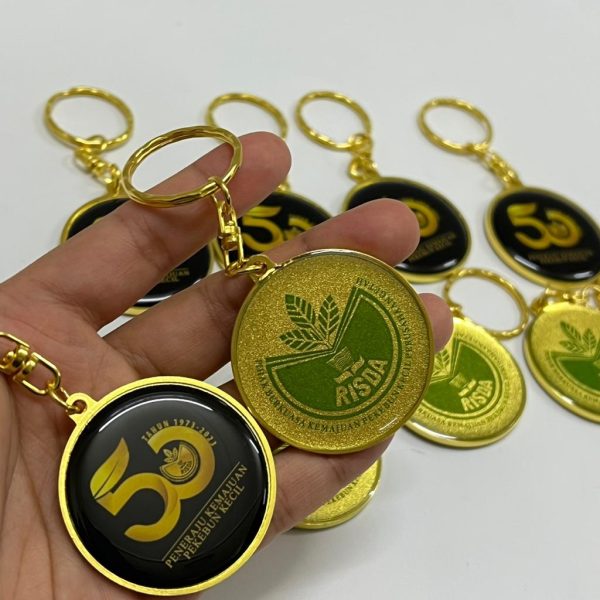 Personalized metal keychain featuring custom logo or design, suitable for events, promotions, and souvenirs.
