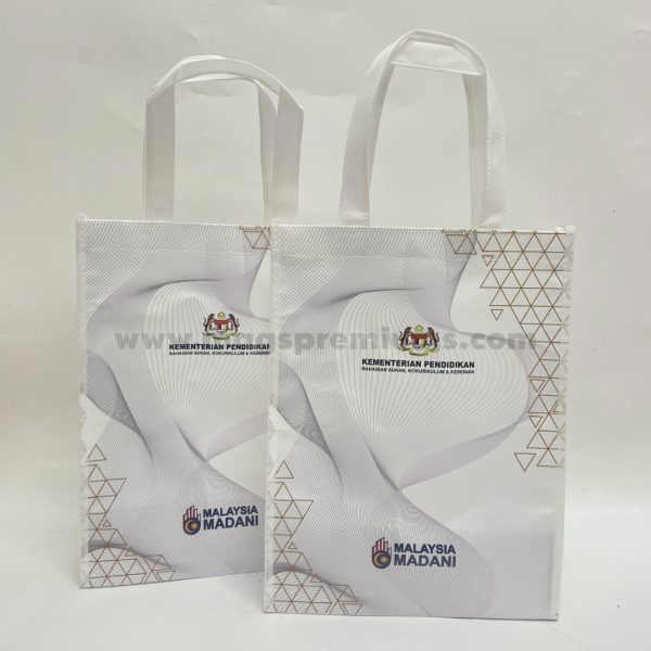 Eco-friendly digital printed non woven tote bag, perfect for marketing campaigns, product packaging, and daily use.