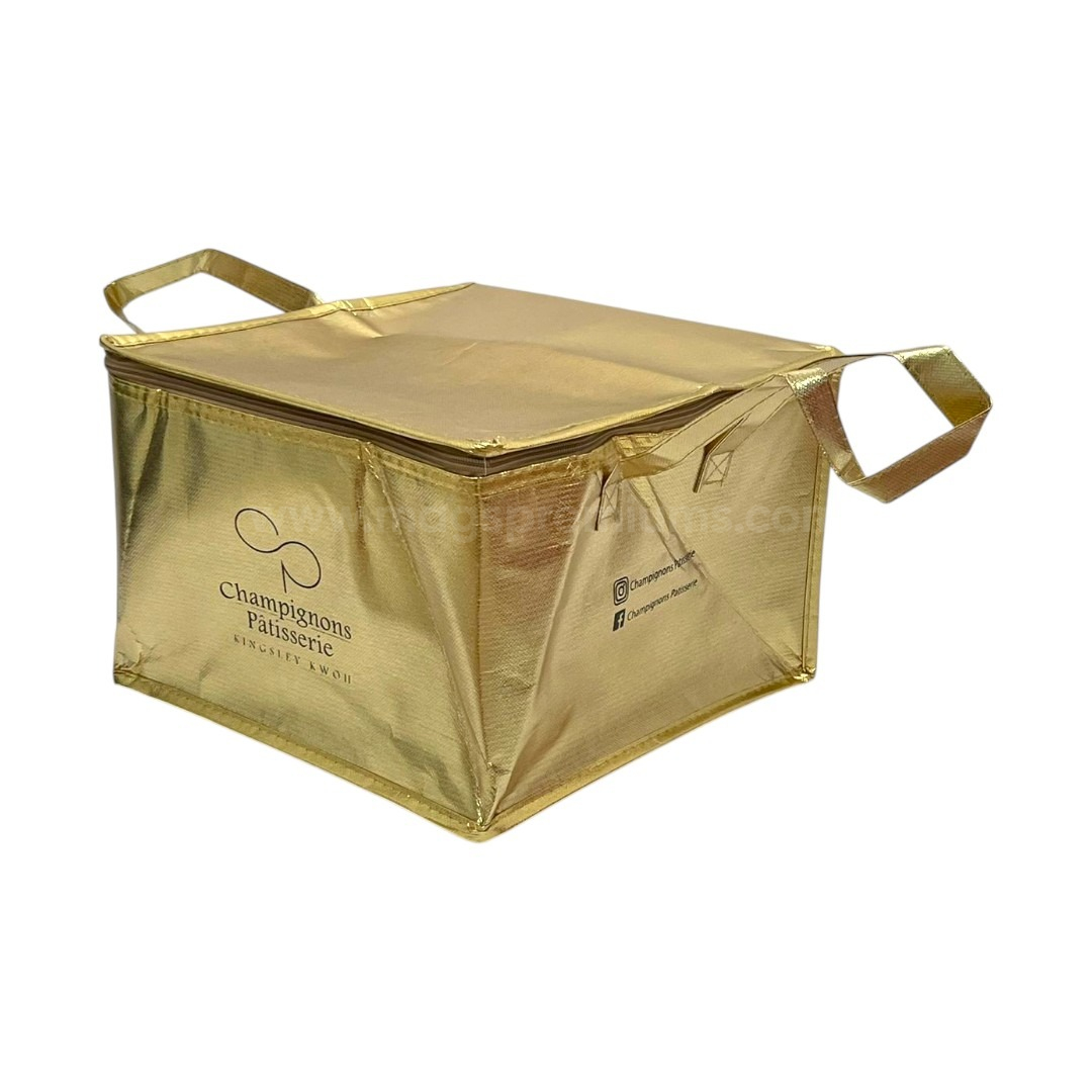 Thermal Bags Custom thermal bag with gold insulated material and printed logo, reusable insulated cooler bag with zip closure and carry handles for food delivery and takeaway packaging