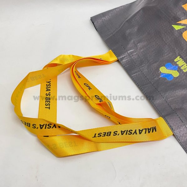 Durable PP woven bags for corporate events and retail use – customize yours with your brand today.