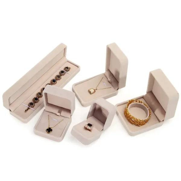 Elegant ENGRAVED JEWELRY BOX for keepsakes, featuring intricate designs and custom name engraving. A perfect gift for special occasions like anniversaries and birthdays