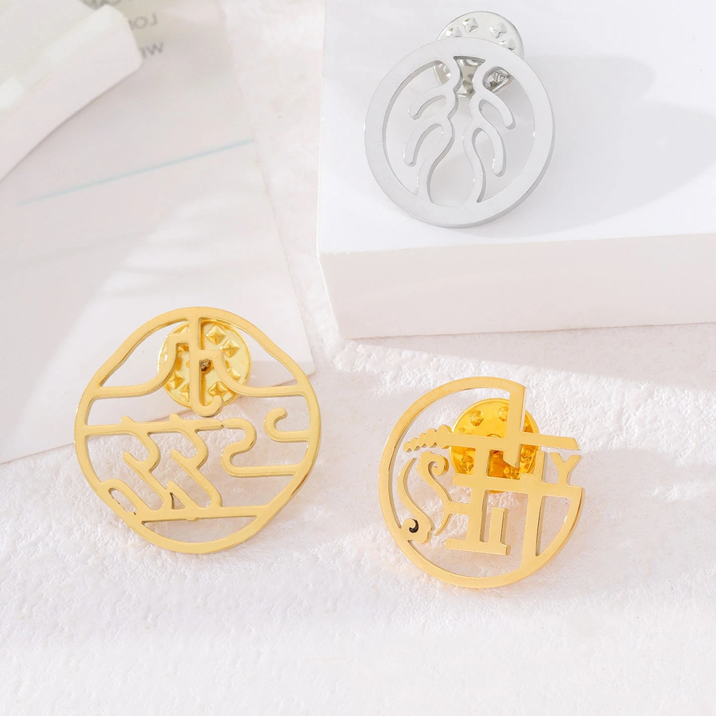 Custom Name Brooch round gold metal logo pins with smooth polished finish